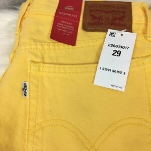 Levi's
Wedgie Icon Fray Hem Jeans